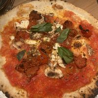 No cheese at all, dough slightly burnt, expensive   at Grosso Napoletano Senza Glutine in Madrid