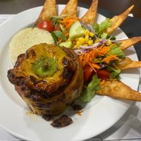 Opção vegan escolhida: Chilli de feijão (chilli de feijão preto com molho de tomate picante, arroz basmati, nachos e salada) at Sal Grosso in Sao Miguel