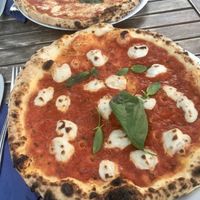 Oben normal Margherita; unten vegane Margherita  at ZweiLieben in Lueneburg