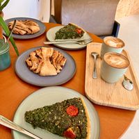 Schoko-Franz, Spinat-Quiche & Flat White.  at bohnarchie  in Brandenburg An Der Havel