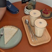 Zitronenkuchen, Pistazien-Törtchen und zwei Iced-Latte at bohnarchie  in Brandenburg An Der Havel