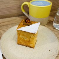 Spirulina-Cinnamon-Latte & „Cronut-Praline-Kube"  at Holy Llama - Sintagma in Athens