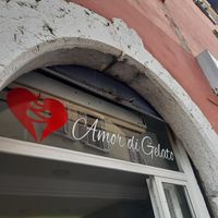 Shop from the outside at Amore Di Gelati in Salo