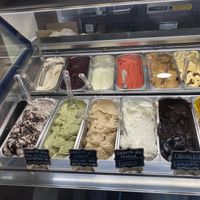 Stracciatella, hazelnut (nocciola), and pistacchio are all clearly labeled as vegan on the left. Granites are as well    at Amore Di Gelati in Salo