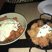 Patatas boniato y palomitas coliflor  at La Perra Verde in Barcelona