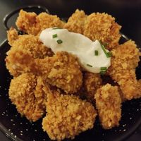 Alitas de coliflor y ajonesa at La Perra Verde in Barcelona