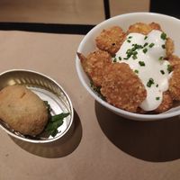 Una croqueta y palomitas de coliflor at La Perra Verde in Barcelona