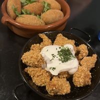 Croquetas & palomitas de coliflor con alioli   at La Perra Verde in Barcelona