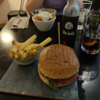 Hamburguesa con patatas at La Perra Verde in Barcelona