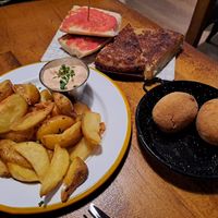 Patatas kimchi, tortilla trufada y croquetas at La Perra Verde in Barcelona