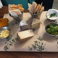 la taula de formatges vegans i unes olives espectaculars at La Perra Verde in Barcelona