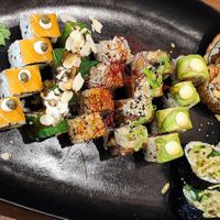 Le menu duo (manque les gyoza) at Bloom Sushi in Paris