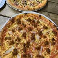 Pizza Zeus (oben) und Pizza Tonno (unten) at Zeus Pizza in Berlin