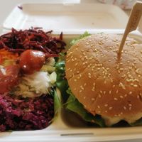 Burger XXL mit salat at Allerlei Vegan in Schongau