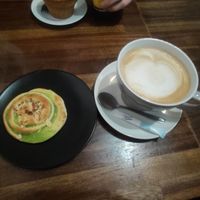 Süßes Teilchen mit Pistazie und ein großer Cappuccino at Café And The Bakery in Gothenburg