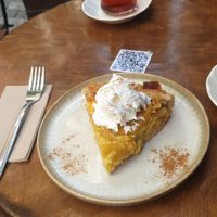 Peach crumble at Salve Kadıköy in Istanbul