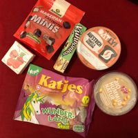 My purchase: Marzipan minis (2.49€), Caramels (1.69€), Oatly spread (2.69€), Raspberry gum (2.19€), Jelly candy (1.79€), Hummus (1.99€) at Billa Pflanzilla in Vienna