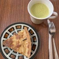 Quiche Lorraine (vegan!) and Green Latte   at L'arche À L'eau in Reims