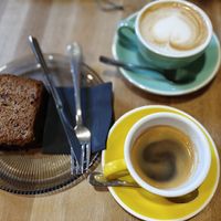 Cafe doppio, pan de plátano y capuccino con leche de avena at ATYPICA Coffee in Granada