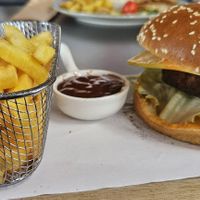 Meine Kartoffelwedges sind hinten zu sehen :p at Pizzano in Alba Iulia