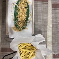 O Not Dog vem com pão verde e batata palha e mais batata frita. Precisa de tanto?  at Só Verde - Botafogo in Rio De Janeiro