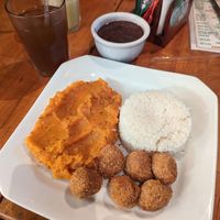Veg Nuggets  com purê de abóbora e arroz e feijão at Só Verde - Botafogo in Rio De Janeiro