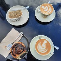 Veganer Zitronen-Mohn-Kuchen und vegane Schokorolle mit Hafer Cappuccino. Auch Koffeinfrei :D at Caffè Bar B in Wennigsen