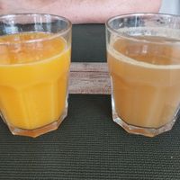 Kombucha maison et jus de orange at Green Bistrot in Guimaraes