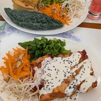 Pastel de "carne" y pastel de verduras con ensalada at Hay Amor in Maldonado