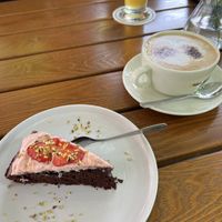 Schokokuchen mit Erdbeeren & großer Cappuccino mit Hafermilch   at Cafe Maille in Esslingen