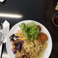 Almoço: massa com pesto, cogumelo salteado, bolinho de soja, beringela empanada, batata frita e legumes refogados com tofu at Alecrim Padaria Artesanal in Pelotas