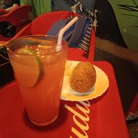 Drink combo (ganhei um chapéu de brinde por comprar dois), bolinho de feijoada at Tá Pronto Vegan in Londrina