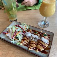 Gyoza als Vorspeise, dazu Mango Lassi at Vegan Living in Magdeburg