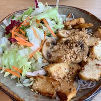 Gebratener Tofu mit frischen Pilzen und Erdnüssen. Sehr lecker! at Vegan Living in Magdeburg