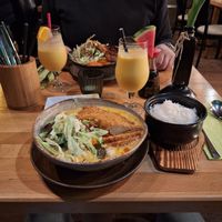 Knuspriges Hühnchen mit Kokossoße und Reis at Vegan Living in Magdeburg