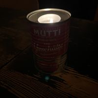 Alles aus Tomaten-Dosen, auch die Kerzen auf den Tischen    at FALCO'SLICE in Berlin