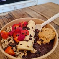 Peanut acai bowl topped with cacao nibs at Very Açai in Rome