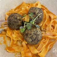 Massa Kids: pasta de arroz com molho sugo bem temperado e almôndegas de lentilha. Aprovada pelo miúdo.  at The Therapist - Alvalade in Lisbon