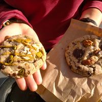 Cookie chocolat blanc et pistache à gauche et cookie chocolat, pecan, caramel à droite at Délice Végétal in Nantes