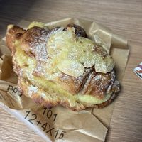 Premier croissant au frangipane goûté dans ma vie. Repu car crème bien chargée !  at Délice Végétal in Nantes