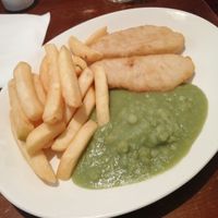 OMNI fish & chips with mushy peas

@omnifoods.uk and @greeneking_official at Hungry Horse - Oadby Owl in Oadby
