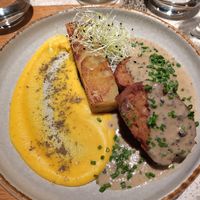 Médaillons de seitan, sauce champagne, millefeuille de pommes de terre at Verdō in Brussels