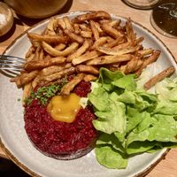 Tartaar met huisgemaakte frietjes en salade   at Verdō in Brussels