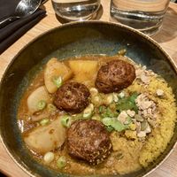 Kefta-stijl balletjes met griesmeel, groenten en oriëntaalse kruidenbouillon  at Verdō in Brussels