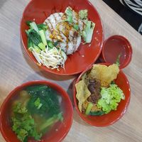 Wanton soup, Sarawak kolomee & Hainanese chicken rice at Yi Su Pin 一素品 - Chinatown in Central Singapore