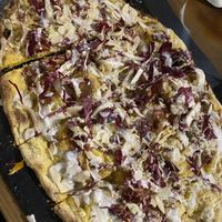 Pinsa amazzonia con radicchio rosso, gargonzina noci macadamia e mozzarisella  at Veghometro in Rome