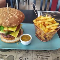Burger globalizado carne vegetal grelhada e frango vegetal crocante, palitos de batata com paprica fumada e molho de mostarda e "mel" (agave) at The Den - A plant-based experience in Oeiras