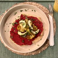 Pita mit Rotebeetehummus und Blumenkohl   at Pikala Cafe in Marrakech