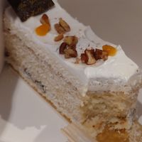 Bland Snowflake cake for almost 9€... Doesn't worth it at Isabella Pâtisserie in Munich