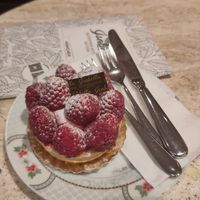 Raspberry tart at Isabella Pâtisserie in Munich